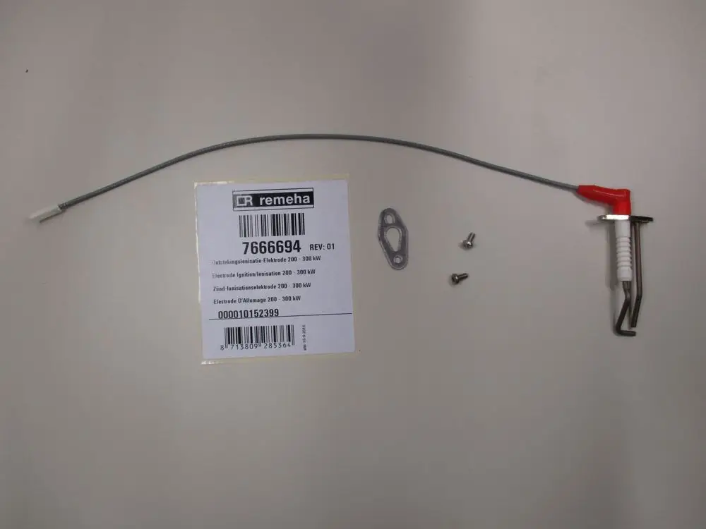Zünd-Ionisation Elektrode von Remeha mit Anschlusskabel, Montageschrauben und Dichtung auf einem hellen Hintergrund.